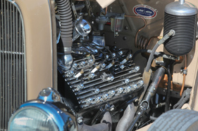 Schöner Edelbrock-Kopf für den Flathead im Ford Hot Rod - Dolder Classics September 2018 Schöner Edelbrock-Kopf für den Flathead im Ford Hot Rod - Dolder Classics September 2018