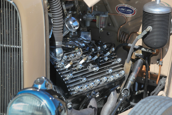 Schöner Edelbrock-Kopf für den Flathead im Ford Hot Rod - Dolder Classics September 2018