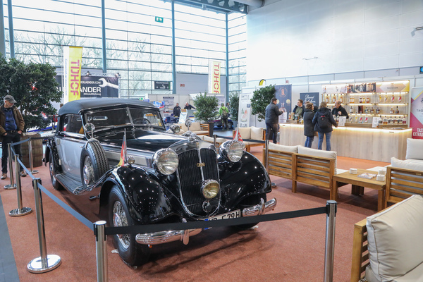 Bild Schöner Horch als Deko für eine Whisky-Degustationsbar, die zum Verweilen motivierte - Bremen Classic Motorshow 2023