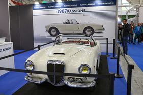 Schöner Stand von Ruoteclassice mit Lancia Aurelia Spider - 42. Auto e Moto d'Epoca 2025