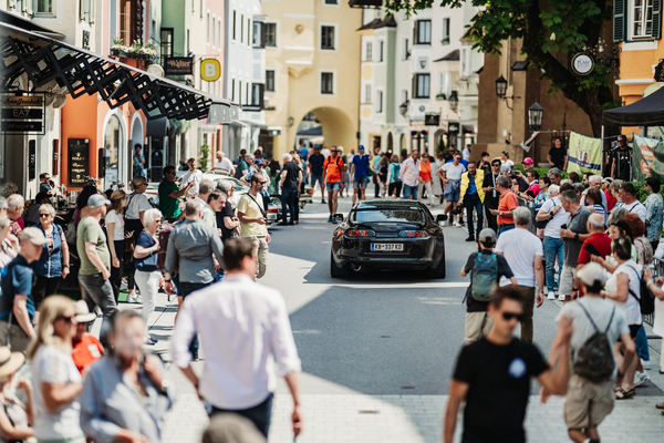 Bild: Schöner Toyota Supra MKIV zieht viele Blicke auf sich – 36. Kitzbüheler Alpenrallye 2023