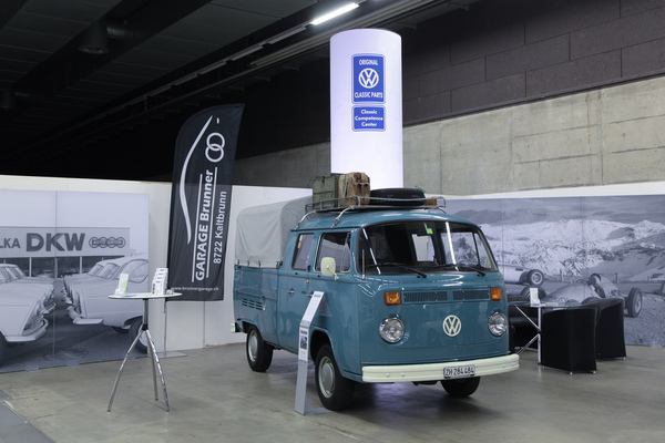 Schöner VW Pritschen-Bus auf dem Stand von Autowelt Bachmann / Garage Brunner - Oldtimermesse St. Gallen 2018
