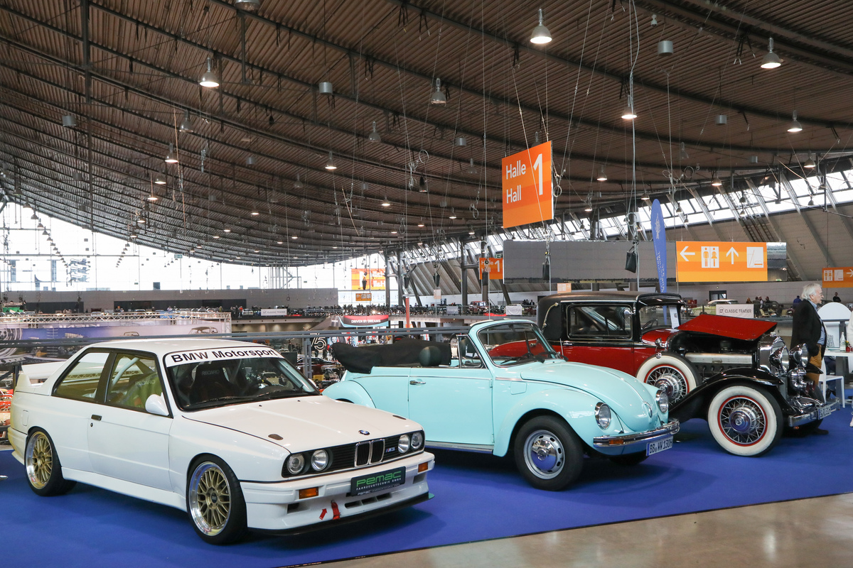 Schöner kann man die Klassikervielfalt an der Messe fast nicht zeigen - Retro Classics Stuttgart 2023