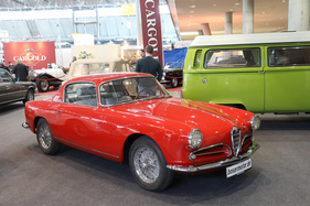 Schönes Alfa-Romeo-Coupé neben einem VW-Bus - Retro Classics Stuttgart 2023