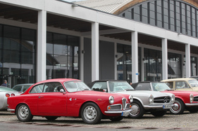 Schönes Alfa Romeo Giulietta Sprint Coupé auf dem Besucherparklpatz - Motorworld Classics Bodensee 2022 Schönes Alfa Romeo Giulietta Sprint Coupé auf dem Besucherparklpatz - Motorworld Classics Bodensee 2022