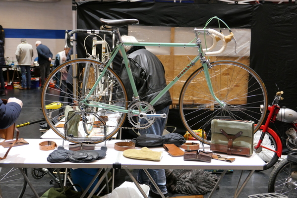 Schönes Bianchi Rennrad, natürlich in der Farbe "Celeste" – Bremen Classic Motorshow 2025