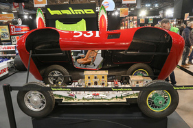 Schönes Diorama unter einer Sportwagenkarosserie – Rétromobile Paris 2025 Schönes Diorama unter einer Sportwagenkarosserie – Rétromobile Paris 2025