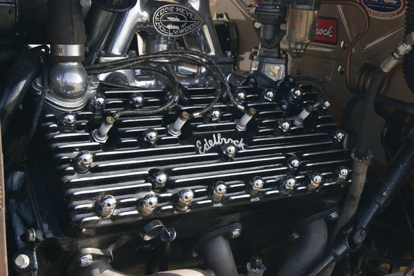 Schönheit der Technik: Edelbrock-Zylinderkopf auf einem Ford-V8 – Albisgütli Classic Cars & Bikes Oktober 2023