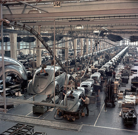 Schon 1955 war ein Teil der Fertigung automatisiert. Das manuelle Bewegen der Karosserien entfiel.