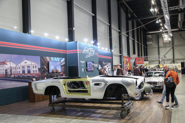 Schon bald wird dieser Aston Martin DB4 Convertible wieder im ursprünglichen Glanze strahlen - gesehen bei Emil Frey Classics - Swiss Classic World Luzern 2021