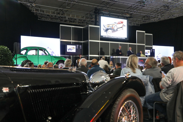 Schon bei dem Automobilia-Lots wurde eifrig geboten - Versteigerung der Oldtimer Galerie in Gstaad am 29. Dezember 2022