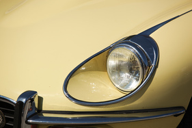 Schon die Lampe alleine verrät den Sportwagen, bei dem es sich natürlich um einen Jaguar E handelt - British Car Meeting 2015 in Mollis