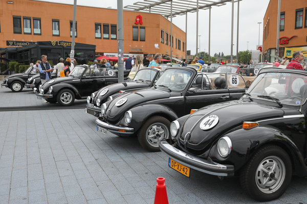 Schon früher gab es nicht nur bunte Autos - Schwarz dominiert diese Käfer-Cabriolet-Reihe - Internationales Käfer-Cabrio-Treffen von Deutschland 2025