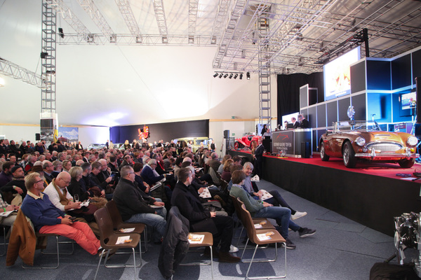 Schon für die Versteigerung der Automobilia liessen sich die Besucher problemlos begeistern - Versteigerung Oldtimer Galerie Gstaad 2018