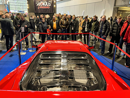 Schon rein wertmäßig ein Fremdkörper: Ferrari F40 als Publikumsmagnet des Nachwuchs-Messestandes – und auch ganz allgemein der absolute Popstar der Bremen Classic Motorshow 2024.