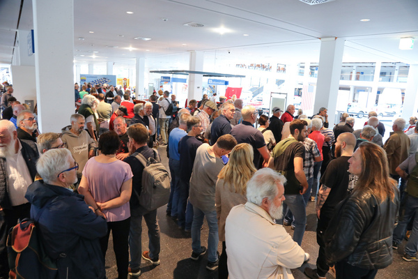 Bild Schon vor Türöffnung viel Andrang - Klassikwelt Bodensee 2024