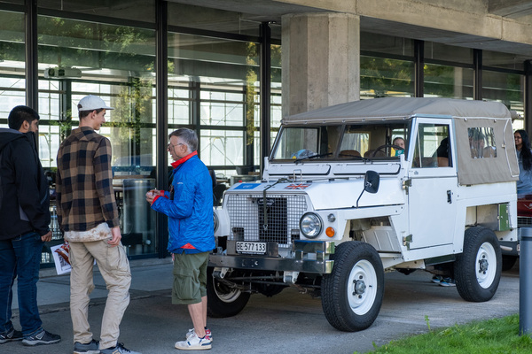Schon vor der Abfahrt gab es viel Interesse an den Fahrzeugen – 8. Autos von Dazumal 2023