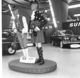 Schottländer auf dem Stand von Rootes zwischen all dem Chrom etwas verloren - Genfer Automobilsalon 1965