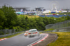 Schrägheck vor Stufenheck: Porsche 911 und BMW Dreier ausgangs der Sabine-Schmitz-Kurve – ADAC 24h Classic Nürburgring 2022