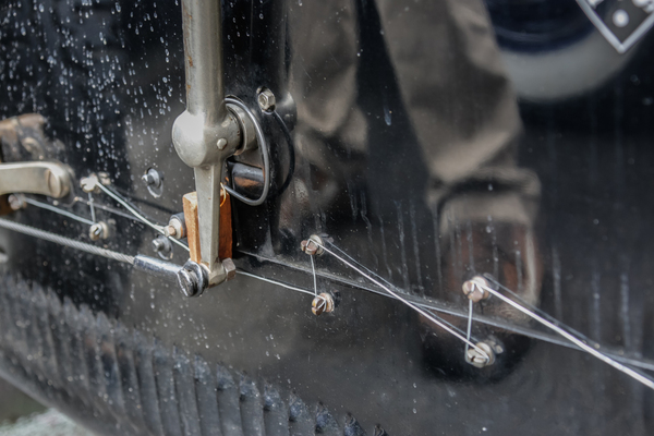 Schrauben- und Handbremssicherung am Bugatti Typ 37 – Tübingen-Classic 2023