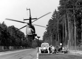 Schreckliches Ende - die Notärzte bemühen sich vergeblich, Markus Höttinger ist bereits tot, als der Hubschrauber ankommt