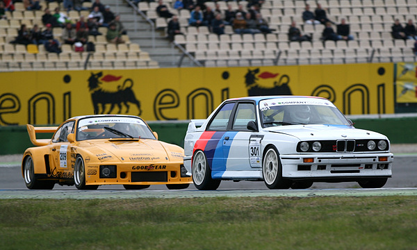 Schrey im Porsche RSR schickt sich an den BMW M3 E30 im Lauf zur YTCC (Youngtimer Touring Car Challenge) am Bosch Hockenheim Historic 2012 zu überholen
