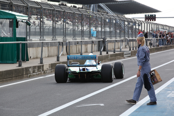 Bild: Schumachers Weltmeisterwagen Benetton Ford B194-5 von 1994 beim Demonstrationslauf - AvD Oldtimer Grand Prix 2014