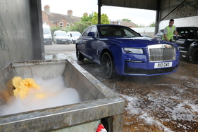 Schwamm und viel Schaum im Hauptwaschgang reinigen den Lack sanft und schonend