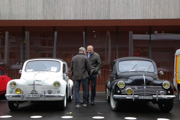 Bild Schwarz-Weiss - zweimal Renault 4CV (Heck) - Oldtimermesse St. Gallen 2018