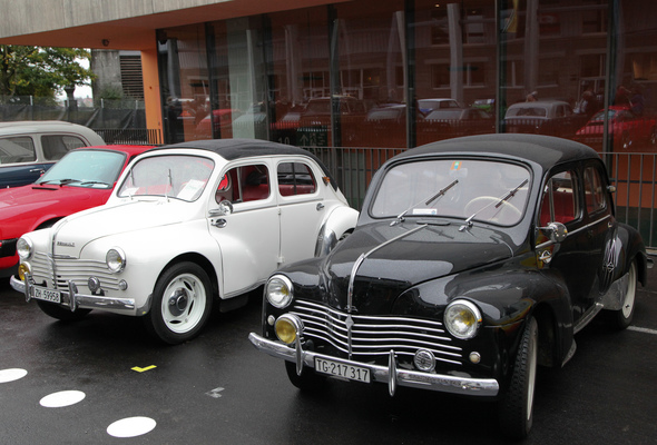 Schwarz-Weiss - zweimal Renault 4CV (Heck) - Oldtimermesse St. Gallen 2018