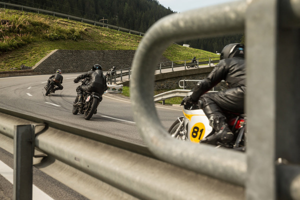 Bild Schwarz in Schwarz: Der Helm des äusserst linken Fahrers ist das mit Abstand Bunteste im Feld der historischen Motorräder – 20. Arosa ClassicCar 2024