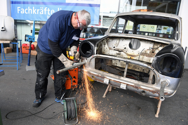 Bild Schweissen als Showeinlage in der Fahrzeugakademie - Klassikwelt Bodensee 2016