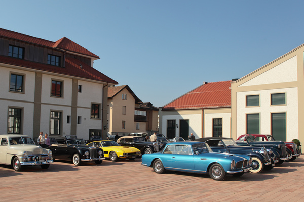 Schweizer Karosserien und Montage Suisse Fahrzeuge vor dem neuen Heim des Swiss Car Registers - Lancierung der vier Schweizer Briefmarken im Emil Frey Classic Center