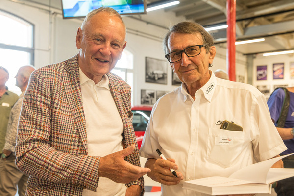 Schweizer Motorsportgrössen unter sich: Wer signiert hier wem das Buch? – "autobau" Romanshorn