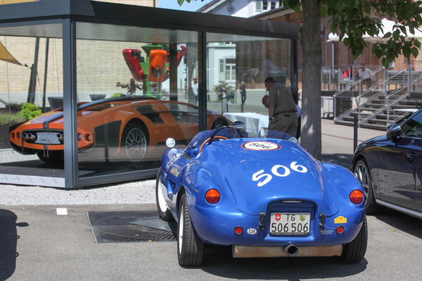 Schweizer trifft auf Schweizer - ein Enzmann 506 parkt vor dem Sbarro autobau - Sonderschau Sbarro Concept-Cars in der autobau erlebniswelt 2022
