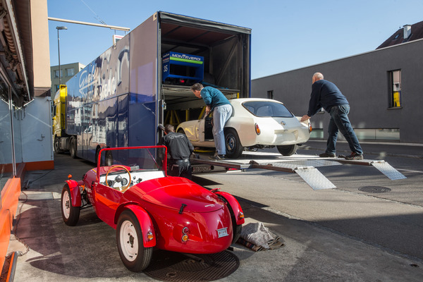 Schwere Sattelschlepper fuhren aber erst noch 6 Autos zum Autosalon nach Genf, …