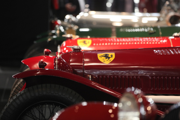 Scuderia Ferrari Insignien auf der Haube des Alfa Romeo bei Lukas Hüni - Rétromobile Paris 2020