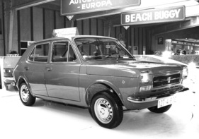 Seat 127 Quatropuertes - viertürige Version des populären Fiat 127 - am Genfer Automobilsalon 1974
