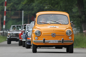 Seat 600 E (1972) - der Corso der Freunde alten Blechs aller Marken Brugg (FABAM) am GP Brugger Schachen 2015 (1972)