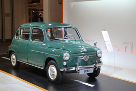 Seat 800 (1964) - deutlich praktischeres Familienauto dank der vier Türen (Techno Classica 2017)