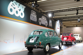 Seat 800 (1964) - viertürige Version des vorher sechs Jahre lang gebauten Zweitürers Seat 600, 20 cm länger (Techno Classica 2017)