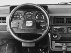 Seat Ibiza (1984) - das Cockpit wurde von Porsche mitbeeinflusst