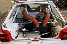 Der Kühler sitzt vor dem Motor und wird durch die zwei grossen Metallschächte angeströmt