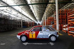 Die heutige Lackierung orientiert sich am Farbschema der Saison 1988. Im Vorjahr war der Bimotor blau, 1986 weiss