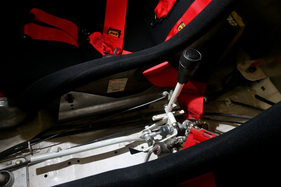 Zwischen den Sitzen befindet sich ein weiterer "Schalthebel" zum manuellen trennen der Kupplungen, damit der Bimotor bei Ausfall eines Motors trotzdem weiterfahren kann