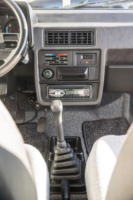 Seat Ibiza GL 1.5i (1989) - Mittelkonsole und Schalthebel des Fünfganggetriebes