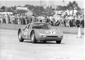 Sebring 1964: Briggs Cunningham und Lake Underwood gewinnen im Porsche Carrera GTS die Klasse der Prototypen bis drei Liter Hubraum