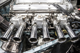 Sechs Ansaugschlote an einem Jaguar E-Type – Bremen Classic Motorshow 2024