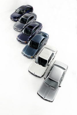 Sechs Generationen 3er-Reihe, vorne E21, E30, E36, es folgen E46, E90 und die neueste Version F30