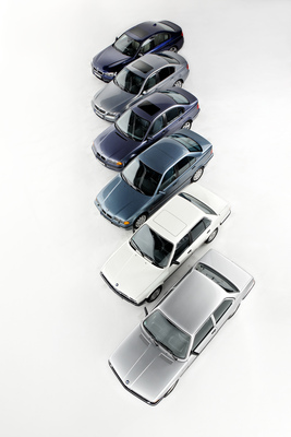 Sechs Generationen 3er-Reihe, vorne E21, E30, E36, es folgen E46, E90 und die neueste Version F30